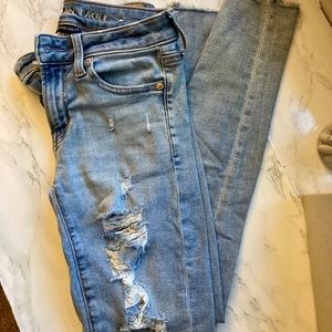 Ripped AE jeans light wash